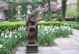 Statue of St. Ives, Patron Saint of lawyers and Judges. Image: chicago-outdoor-sculptures.blogspot.com